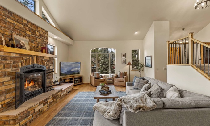 Ponderosa Trails Cabina | Fam-Friendly Cabin Retreat | Hot Tub | Game Room