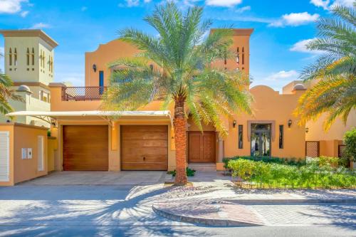 Palm Jumeirah Villa | FAM Living - Palm Jumeirah - Beach Villas with Private Pool