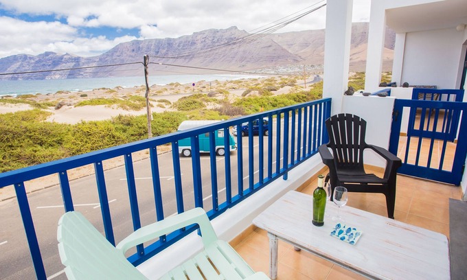Caleta de Famara Casa | Famara Views 2, arena y olas al alcance de tu mano