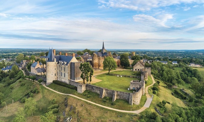 Sainte-Suzanne-and-Chammes Casa | Family home in one of France's most beautiful villages