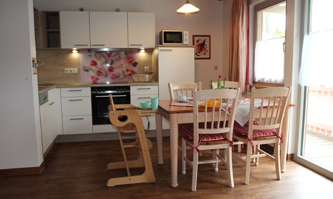 Aue Apartamento | Casa de vacaciones ideal para familias (80 metros cuadrados) con balcón en un entorno rural