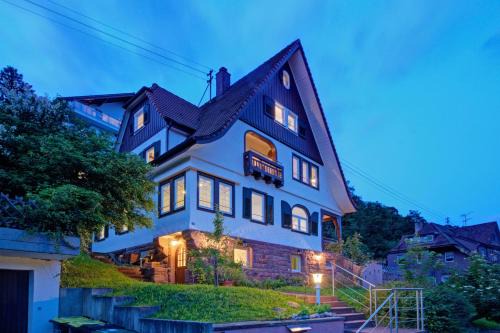 Neuenbuerg Casa | Familienglück im Schwarzwaldhaus mit Schlossblick