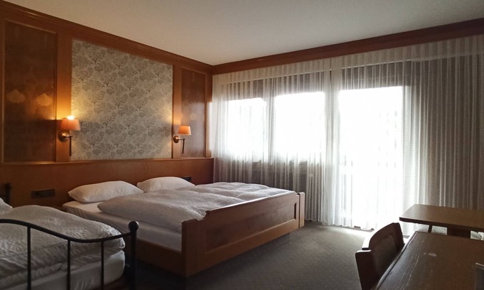 Donaueschingen Apartamento | Familienzimmer Classic, Retro mit Balkon, 1 Doppelbett+1 Einzelbett