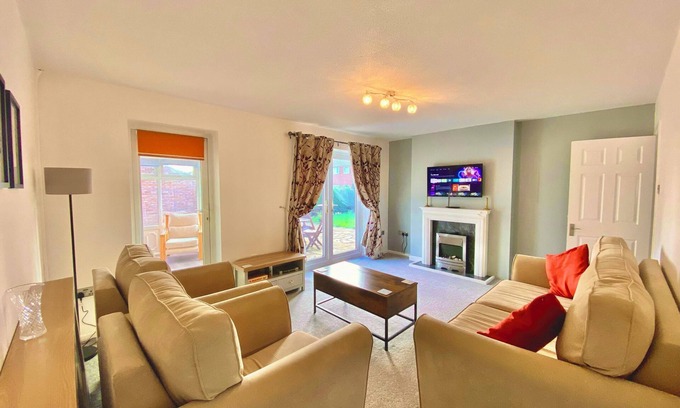 Leominster Casa | Family 3BR Home, Garden, Parking, Near Town Centre