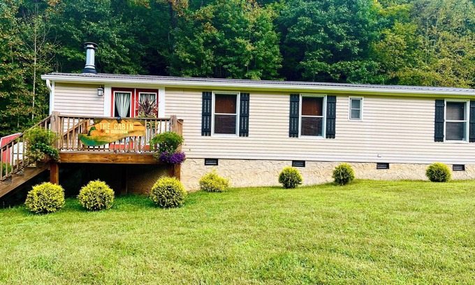 Mendota Casa | Free Wi-Fi and parking Fire pit Hike bike and kayak! The Cabin in Disguise