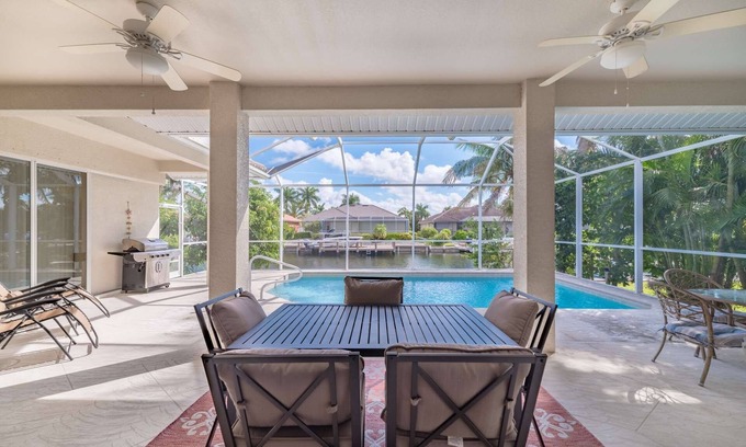 Marco Island Casa | ¡Nuevo listado! Waterleaf Court - Casa espaciosa y elegante frente al mar con piscina climatizada y WiFi
