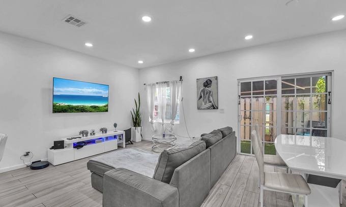 Highland Garden Casa | Family and Dog Friendly Townhouse, near to the Beach, build in Sauna & Gym,EV ch