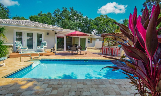 Largo Casa | Family and dog friendly pool home, close to Gulf and beaches, WD and AC
