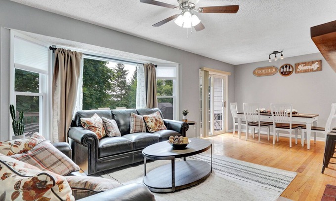 Town of Owasco Casa | Family and Dog friendly getaway, 5 minutes to Owasco Lake.