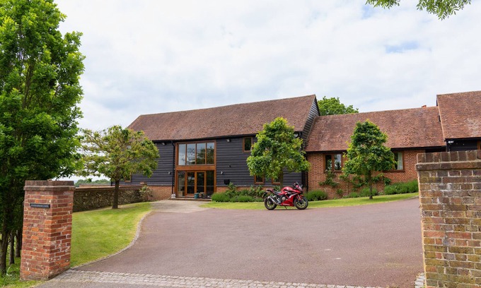 Bletchingley Casa | Family and Pet friendly, converted barn in peaceful and picturesque setting