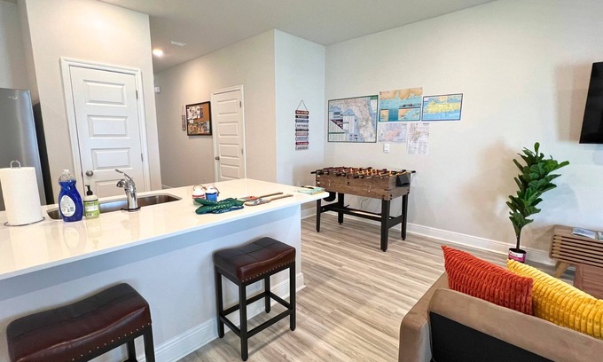 Gulf Breeze Casa | Family and Pet Friendly. Drive to beaches. 1-Gig Internet. Brand new home.