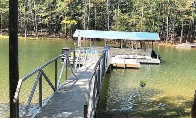 Henderson Casa | Family and Pet Friendly Lakefront retreat for a Maximum of 6 adults and 4 kids