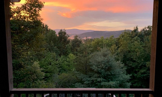 Ferguson Cabina | Family and Pet Friendly Mtn Top Cabin, Double Porch, High-Speed WiFi/SmartTVs