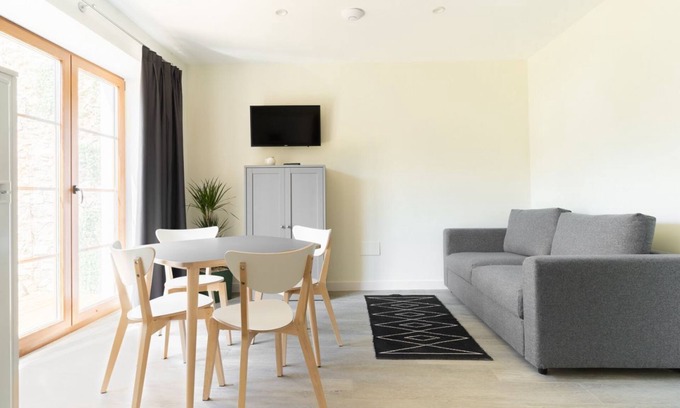 Villaverde de Pontones Apartamento | Family apartment with private garden and views of the main garden.