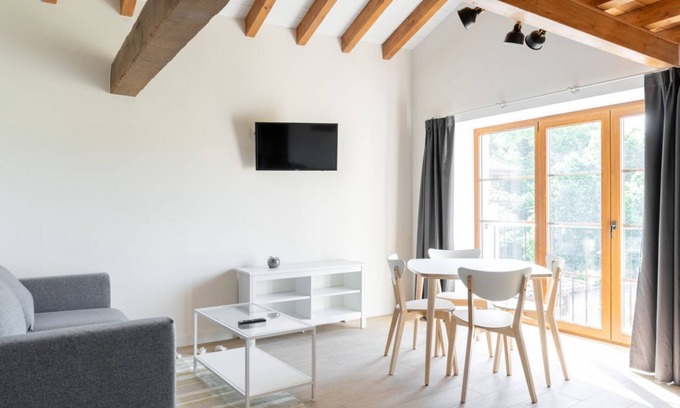 Villaverde de Pontones Apartamento | Family apartment with garden view and chill-out cube in the garden