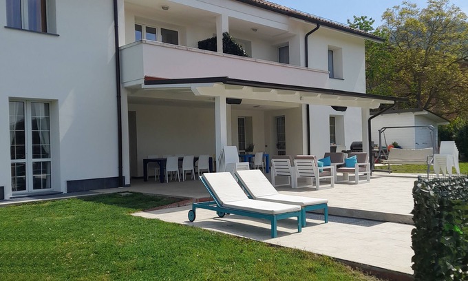 Monte San Pietro Apartamento | Family apartment: sleeps 6, Use of garden, sunbeds and swimming pool.
