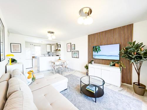 Castillo de Sabinillas Apartamento | Family apartment 400 meters from the beach, with internet and pool