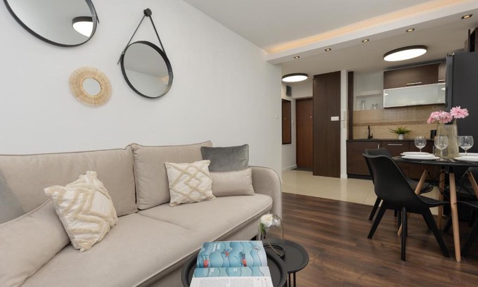Saska Kepa Apartamento | Family Apartment near PGE Narodowy by Noclegi Renters