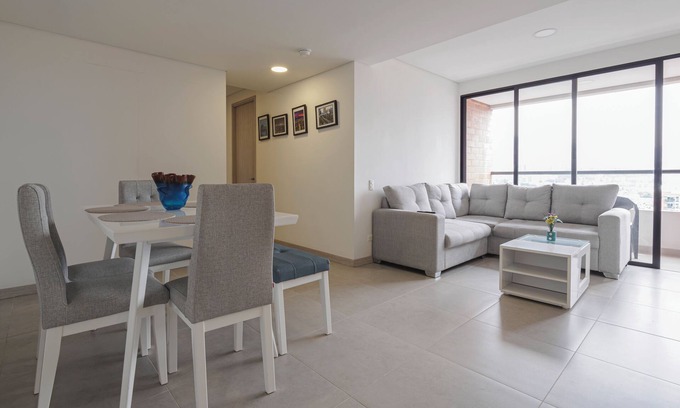 Envigado Apartamento | Apartamento Familiar con Vistas Increíbles y Aire Acondicionado frente a Viva