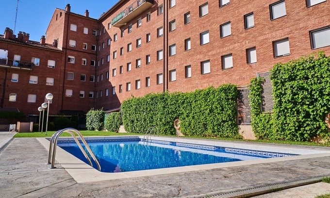 Les Escodines Apartamento | Family Apartment with Parking and Pool