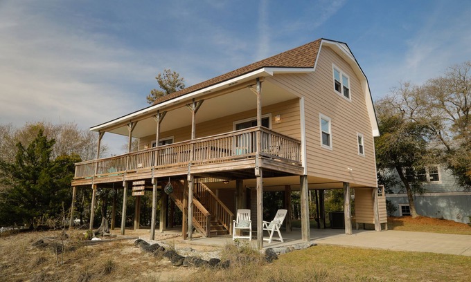 Emerald Isle Cabaña | Family beach cottage poised between the ocean, hiking, biking, eateries & shops