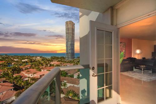 Sunny Isles Beach Apartamento | Family Beach Home w Ocean & Bay Views - Upgraded Corner Unit