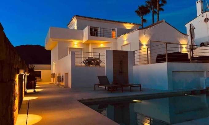 Urbanización Puerto de Estepona Villa | Villa familiar en la playa - Piscina privada (climatizada) - 8 pers - Estepona