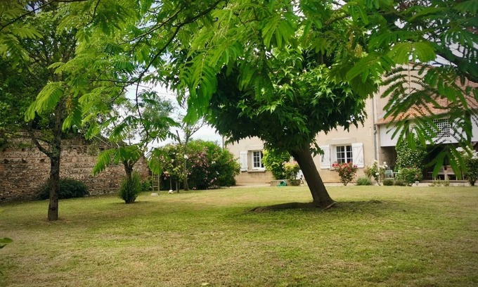 Sauveterre-Saint-Denis Casa | Family country house for rent - sleeps 12