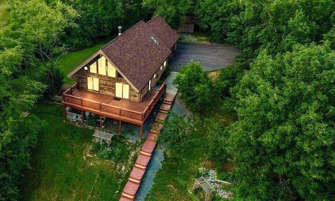 Town of Schodack Cabina | "Family Cabin: Hot Tub, Golf, Games, Sunset, Pet!"