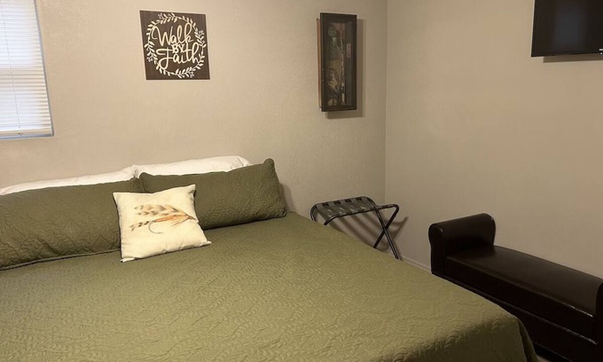 Cassville Cabina | Family Cabin-17-Sleep 6 in a beautiful setting!