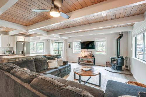 Arnold Casa | Family Cabin in Blue Lake Springs, Near Town!