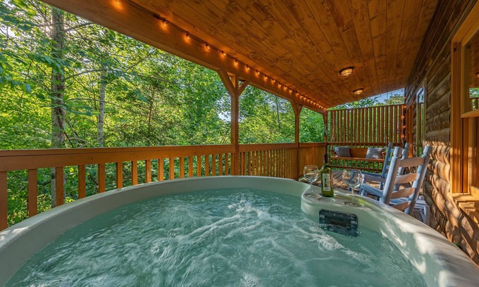 Sevierville Cabina | ⭐Family Cabin near Attractions w/ Hot Tub, Arcade, Games, 65" TV, 2 King Beds ⭐