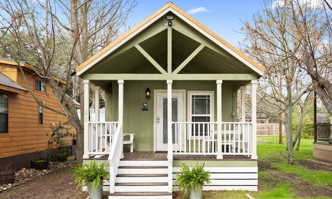 Staples Cabina | Family Cabin w/deck near San Marcos River!