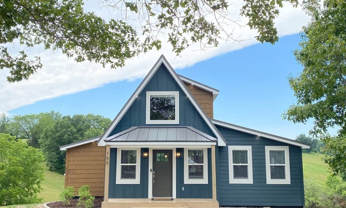 Branson Cabina | Family Cabin with Treehouse & Pond near Branson