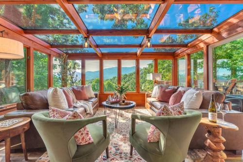 Chalet Village Chalet De Esquí | Family Chalet With Sauna, HotTub, Heavenly Views! Mins to Downtown!