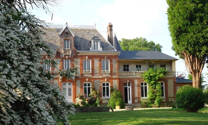 Hugleville-en-Caux Otro | Family chateau in the middle of its large wooded park.