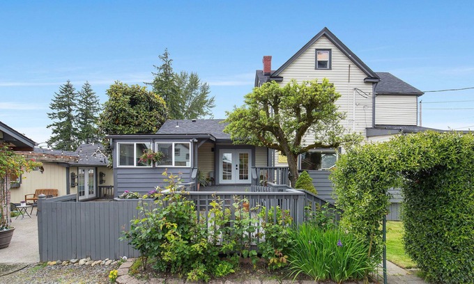 Central Tacoma Casa | Family compound in North Tacoma! Large house, guest house, game room, koi pond!