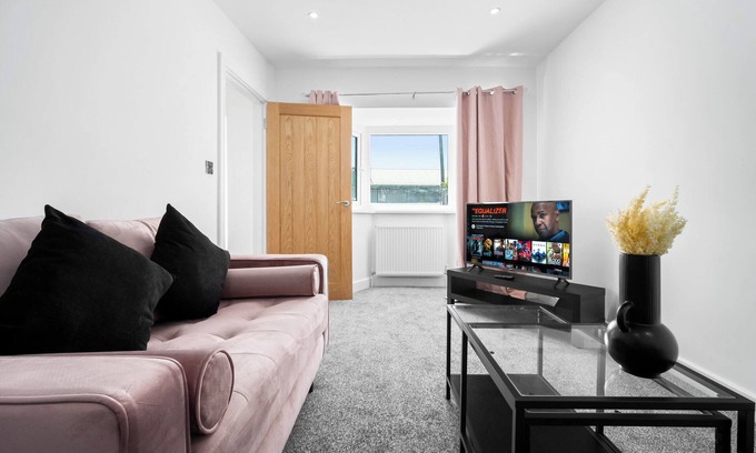 Bilston Casa | Family/Contractors 3 bed house/parking/sleeps 7