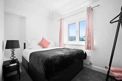 Bilston Casa | Family Contractors 3 bed house free parking sleeps7