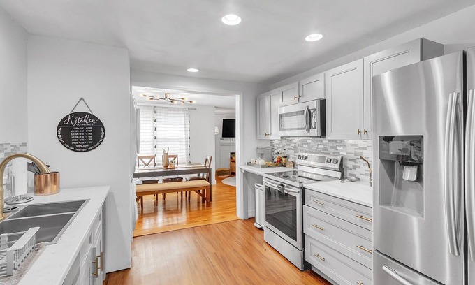 Spartanburg Casa | Family cottage near City and Fun. Vast fenced yard for pet and children