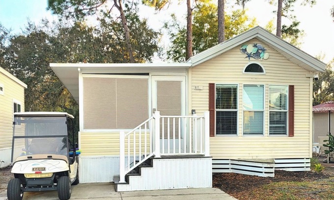 Braden River Cabaña | Family cottage with private backyard