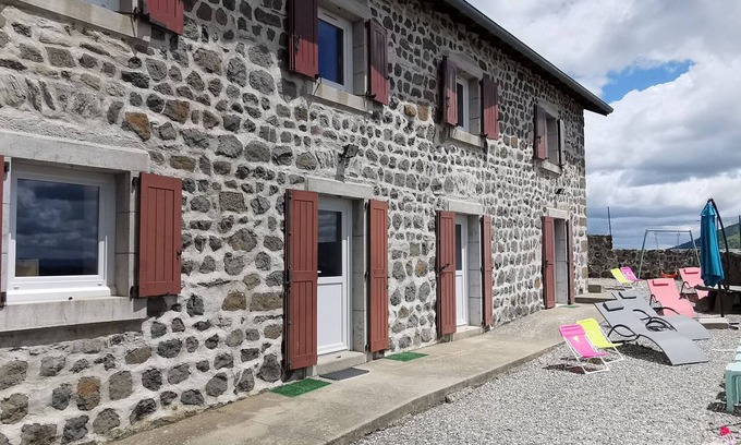 Mezeres Cabaña | Casa familiar con patio y ping-pong, cerca de Lyon y Clermont-Ferrand