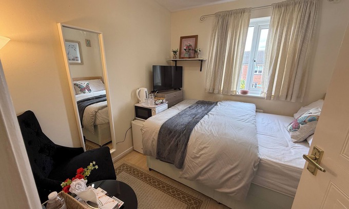 Olton Casa | Family/Couple house Premium room with WIFI & Parking in charming Birmingham