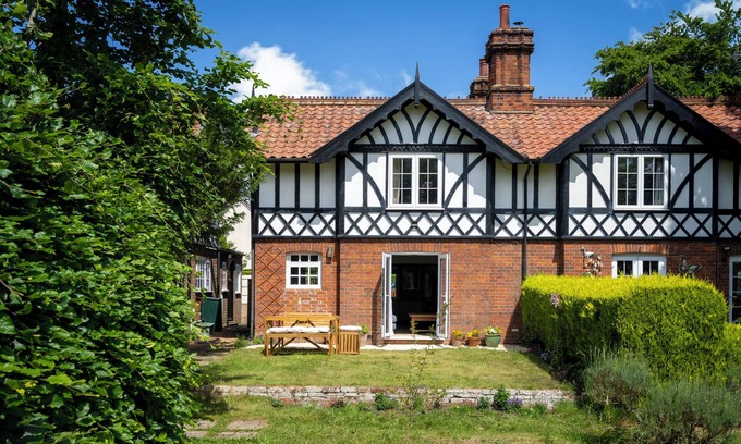 Woodbridge Cabaña | Cosy Suffolk Cottage - Big Beds, Gardens, Dog Friendly