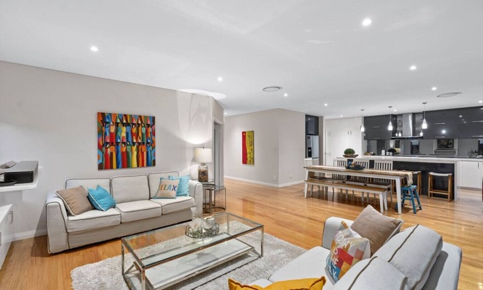 Karrinyup Casa | Family Escapade: Shops Beach and Sun Await