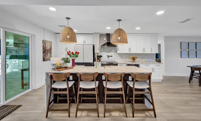 McGregor Casa | Casa Moderna de lujo con 3 dormitorios, piscina, cerca de playas y la ciudad
