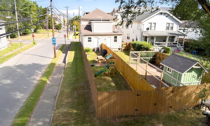 West Columbus Casa | Family Escape w/Grill, Playground & Picnic Table