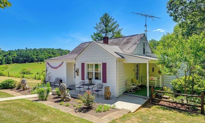 Fancy Gap Cabaña | Family Fancy Gap Cottage w/ Deck - Pets Welcome!
