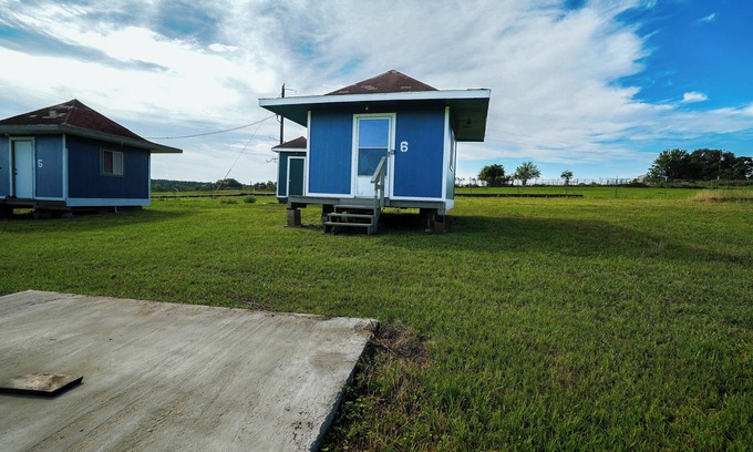 Plantersville Cabina | Family Farms Cabin 6 - Twin/Full Bunk, Fire Pit & Country Charm. Sleeps 3