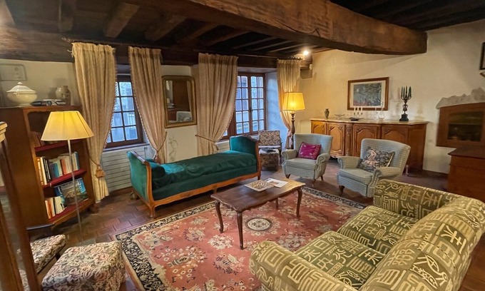 Saint-Gervais-d'Auvergne Casa | FAMILY HOME IN THE HEART OF TOWN